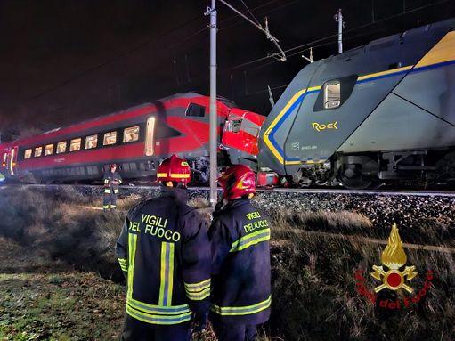 Scontro tra treni sulla linea Bologna-Rimini, 17 feriti