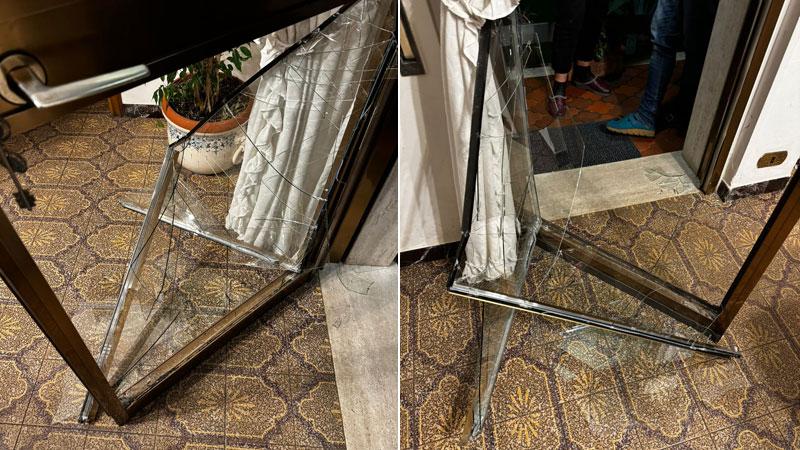 La porta rotta dai ladri per entrare nella villetta dove sono stati sorpresi dal padrone di casa