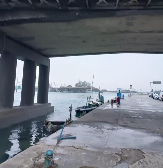 Porto Garibaldi, il ponte sulla Romea perde acqua