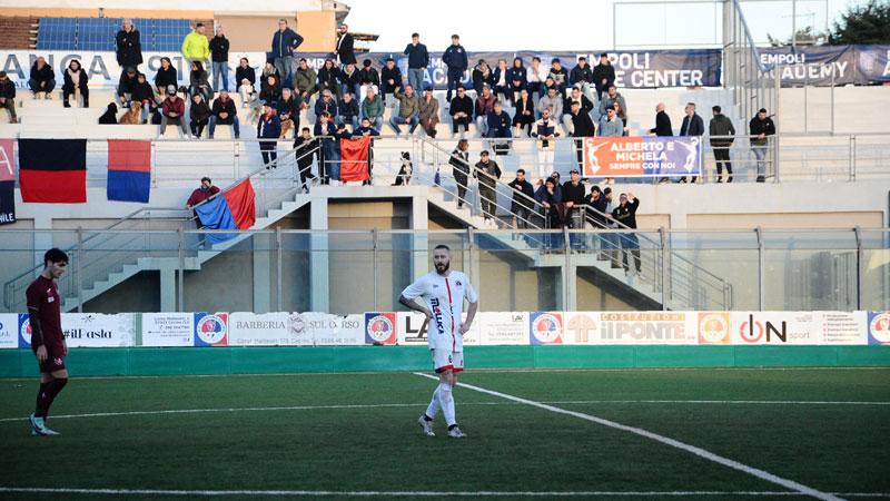
	Samuele Modica sconsolato a met&agrave; campo (foto Michele Falorni/Silvi)

