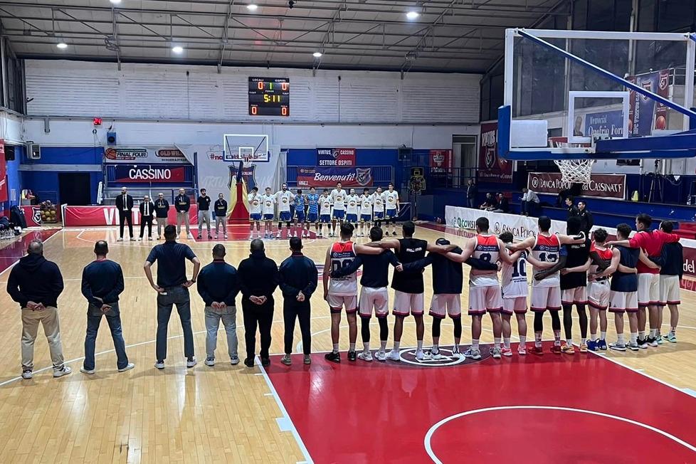Le squadre di Virtus Cassino e Basket Golfo schierate in campo per l’inno nazionale prima dell’inizio della partita