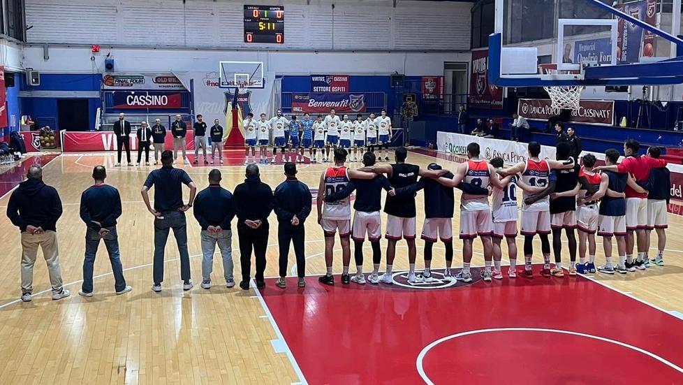 Le squadre di Virtus Cassino e Basket Golfo schierate in campo per l’inno nazionale prima dell’inizio della partita