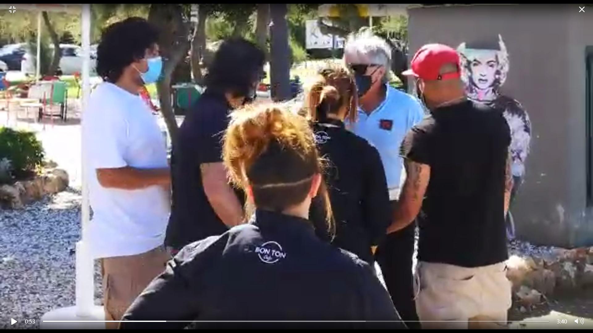 Un frame del video della lite