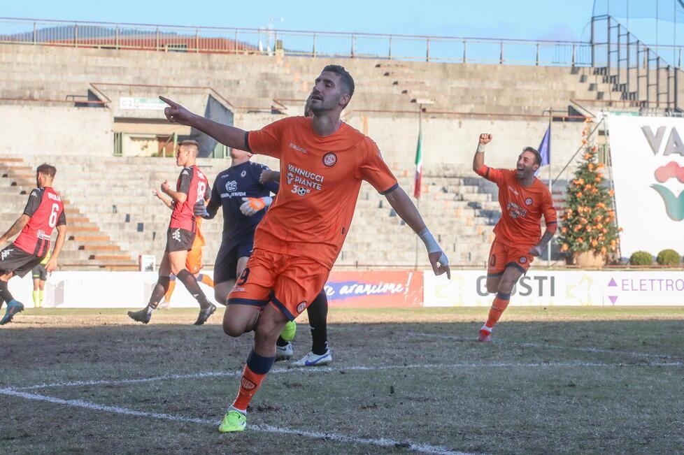 L’esultanza di Marcello Trotta dopo il gol dell’1-0 (foto Nucci/Innocenti)