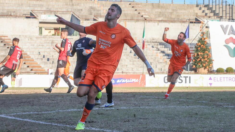 L’esultanza di Marcello Trotta dopo il gol dell’1-0 (foto Nucci/Innocenti)