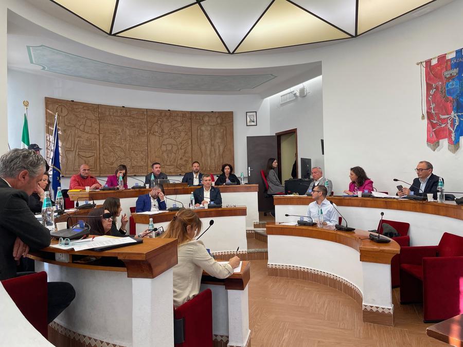 Le minoranze al prefetto: «Consiglio comunale di Arzachena illegittimo e antidemocratico»