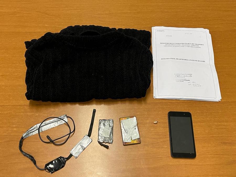 Lucca, cerca di superare l’esame per la patente con un suggeritore esterno