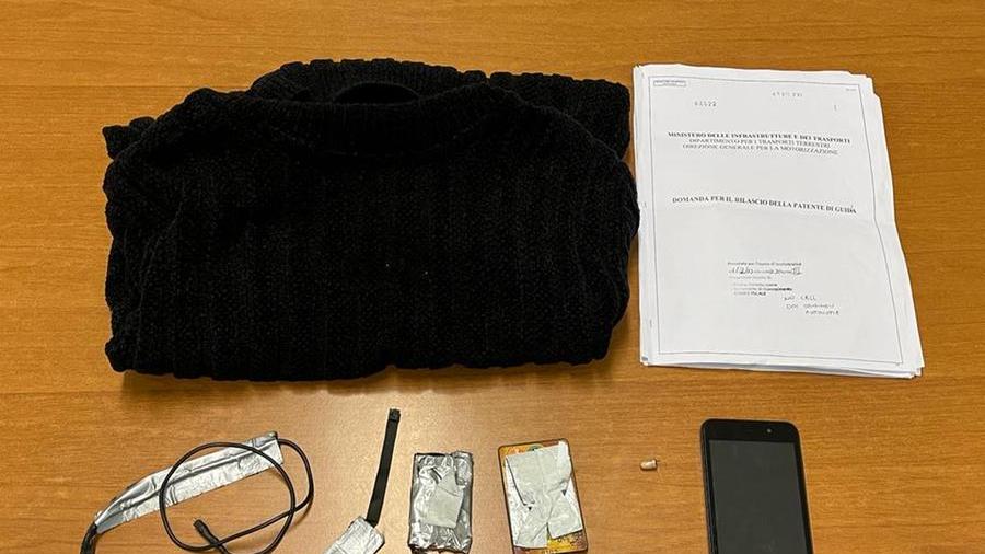 Lucca, cerca di superare l’esame per la patente con un suggeritore esterno