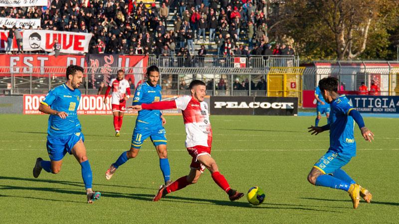 Un’azione del match di Rimini (foto Tommaso Morosetti)