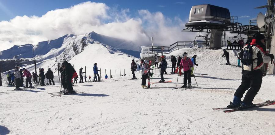 Abetone, in diecimila sulla neve per un ponte con i fiocchi. Le piste aperte nei prossimi giorni