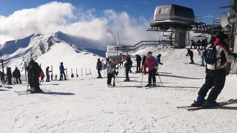 Abetone, in diecimila sulla neve per un ponte con i fiocchi. Le piste aperte nei prossimi giorni