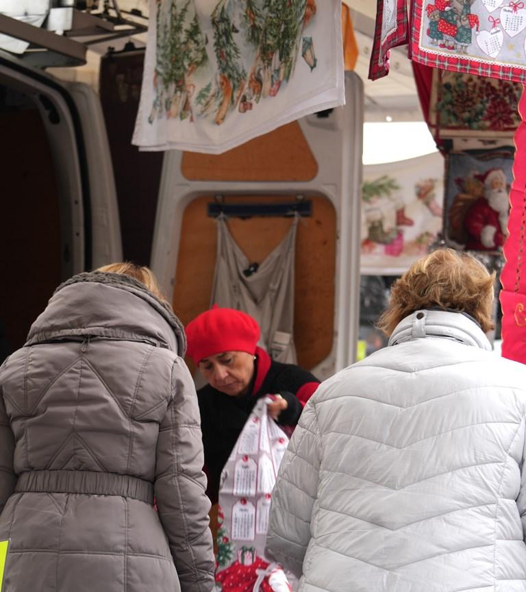 Modena, per le feste natalizie si moltiplicano i banchi del mercato al parco Novi Sad
