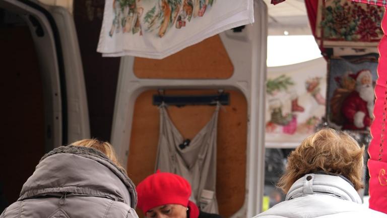Modena, per le feste natalizie si moltiplicano i banchi del mercato al parco Novi Sad