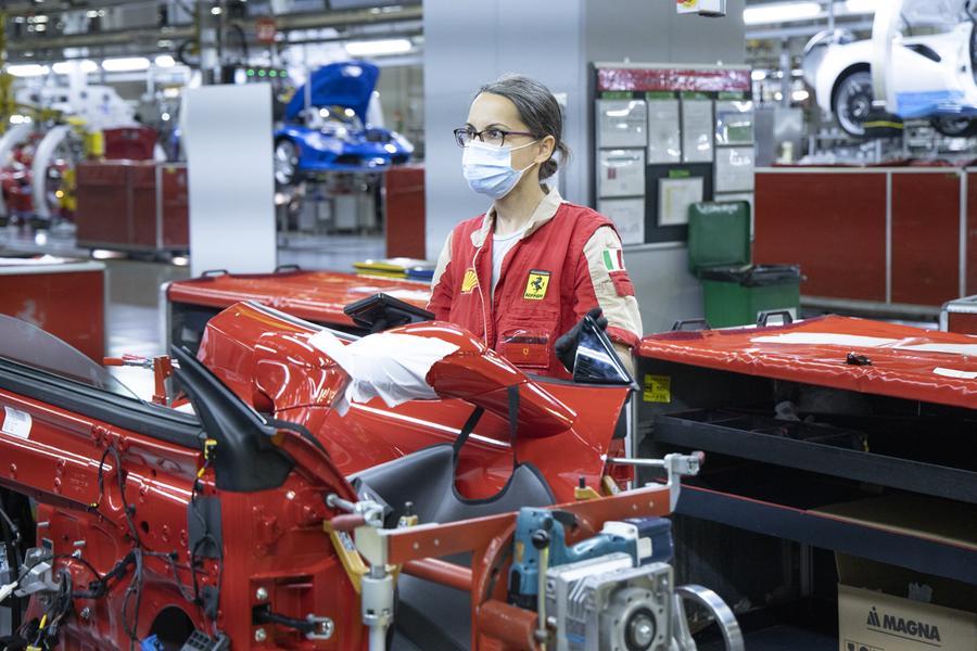 Stipendi: eliminato il divario tra uomini e donne, premiata la Ferrari