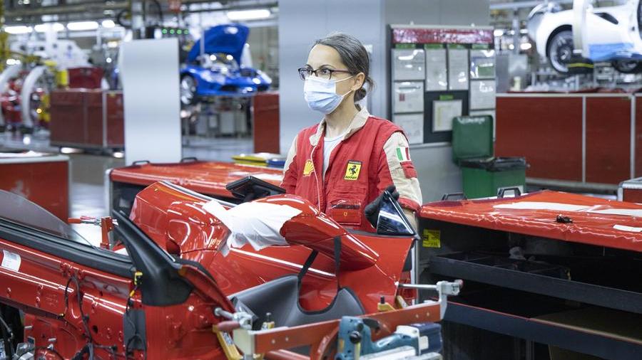 Stipendi: eliminato il divario tra uomini e donne, premiata la Ferrari