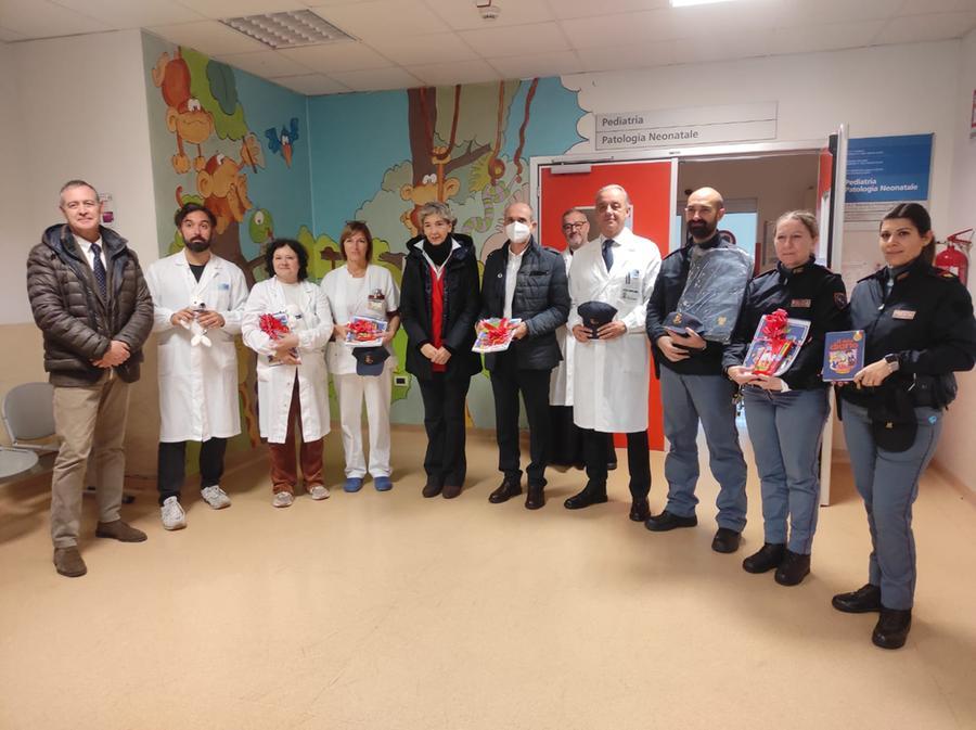 Ospedale di Livorno, il questore Stellino in visita ai piccoli di Pediatria