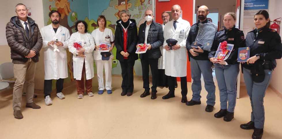 La questora Giusy Stellino in visita a pediatria 