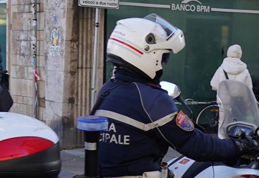 Prato, senza patente fugge all’alt dei vigili urbani e scatena il panico in strada: fermata una 19enne