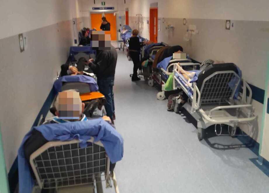 Pisa, caos al pronto soccorso: record di pazienti in attesa di ricovero. Tra le barelle nei corridoi - Video