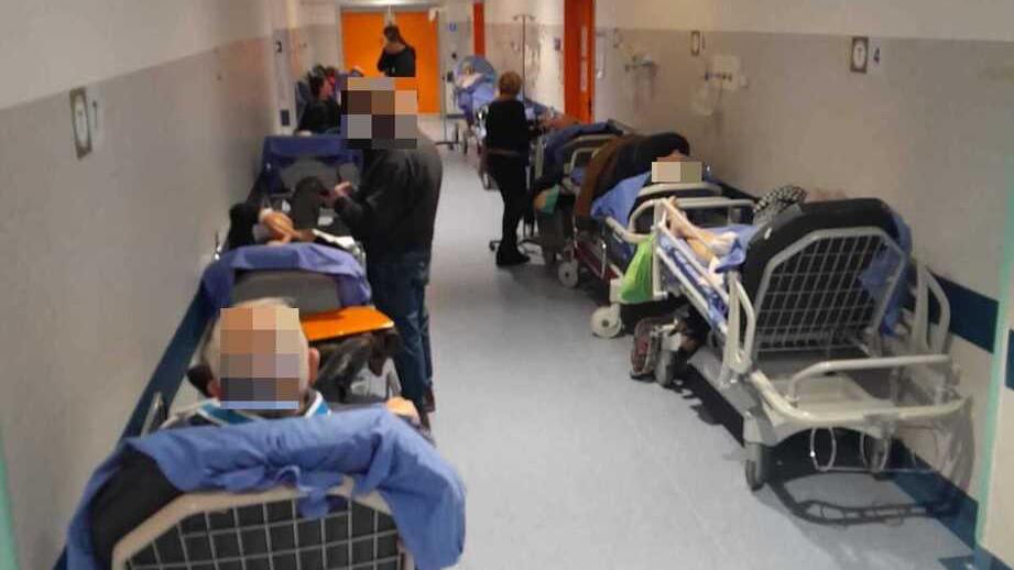 Pisa, caos al pronto soccorso: record di pazienti in attesa di ricovero. Tra le barelle nei corridoi - Video