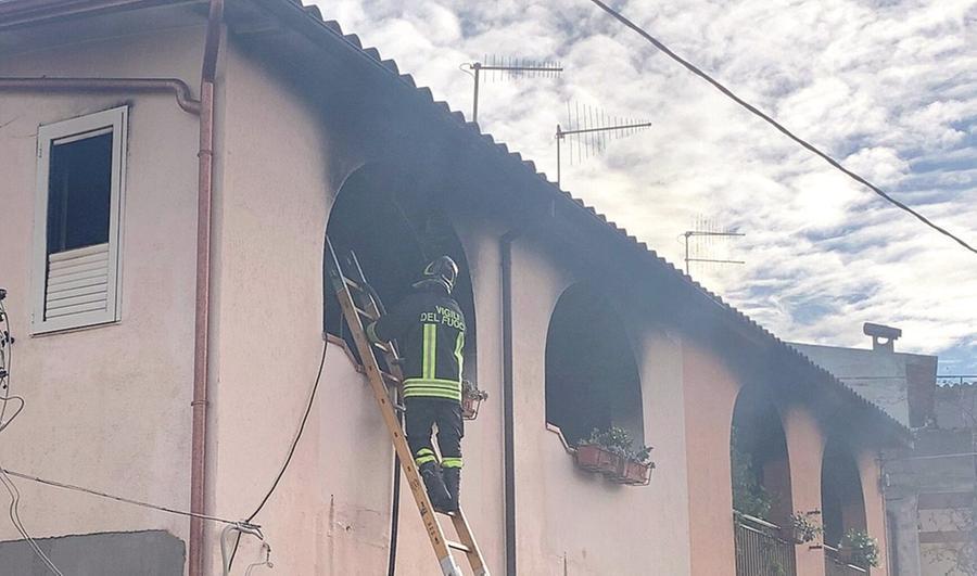 Casa in fiamme a La Caletta di Siniscola: processato il proprietario