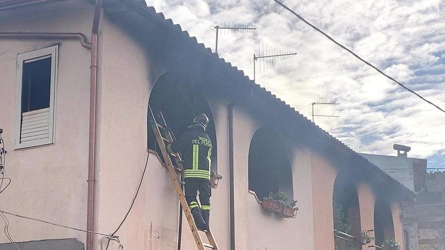 Casa in fiamme a La Caletta di Siniscola: processato il proprietario