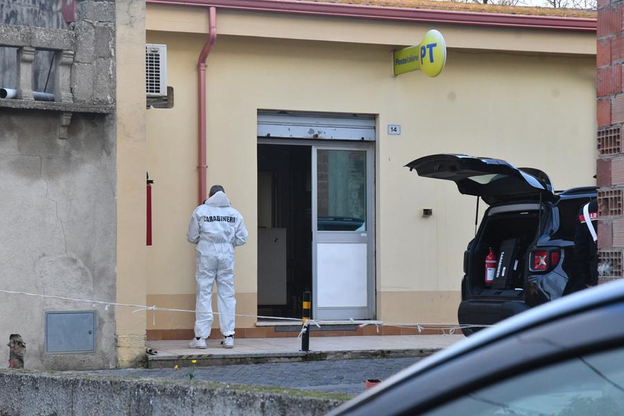 
	Un carabiniere del Ris impegnato nella ricerca di tracce lasciate dai rapinatori (foto Francesco Pinna)

