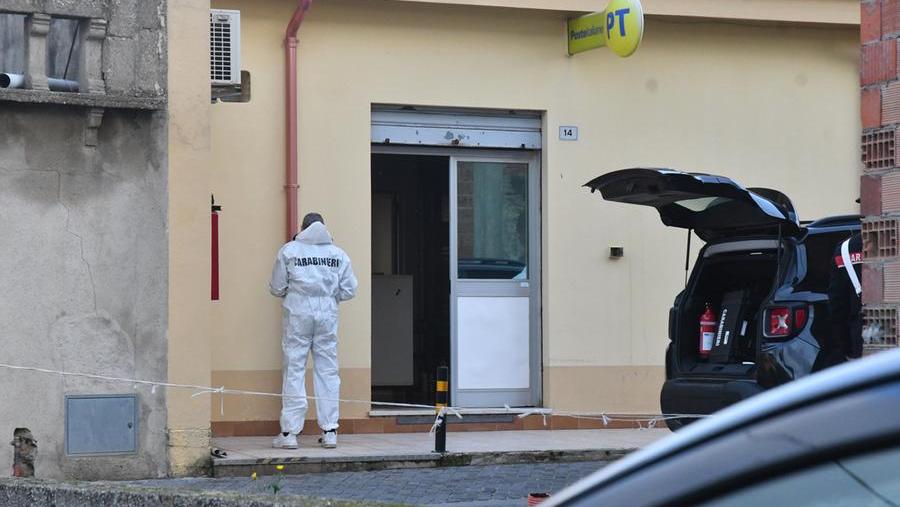 Un carabiniere del Ris impegnato nella ricerca di tracce lasciate dai rapinatori (foto Francesco Pinna)