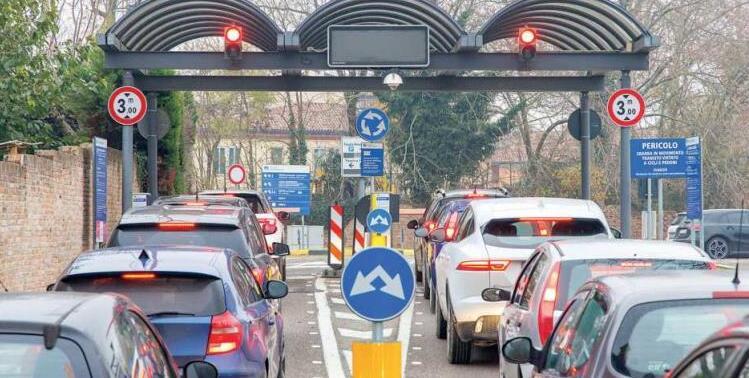 Ferrara, caos parcheggi: «Chi non ha trovato posto ha disdetto al ristorante»