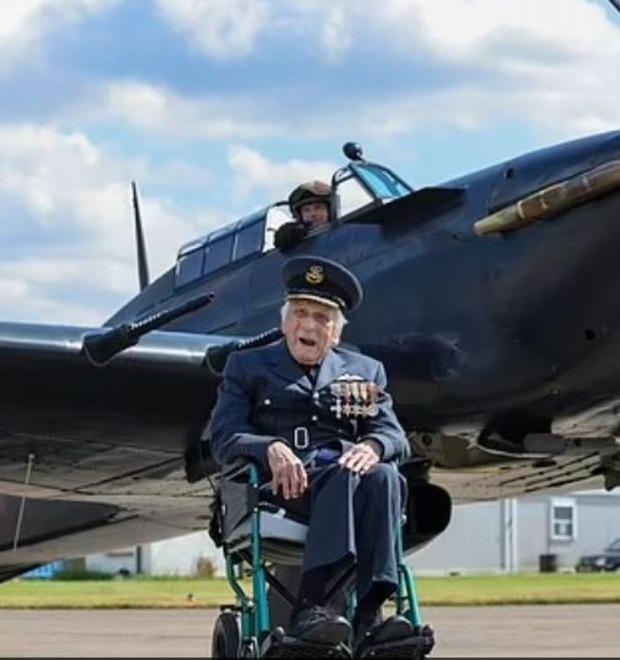 «Temevo per la vita della bimba». A 104 anni il pilota Raf cerca la sua salvatrice di Coccanile