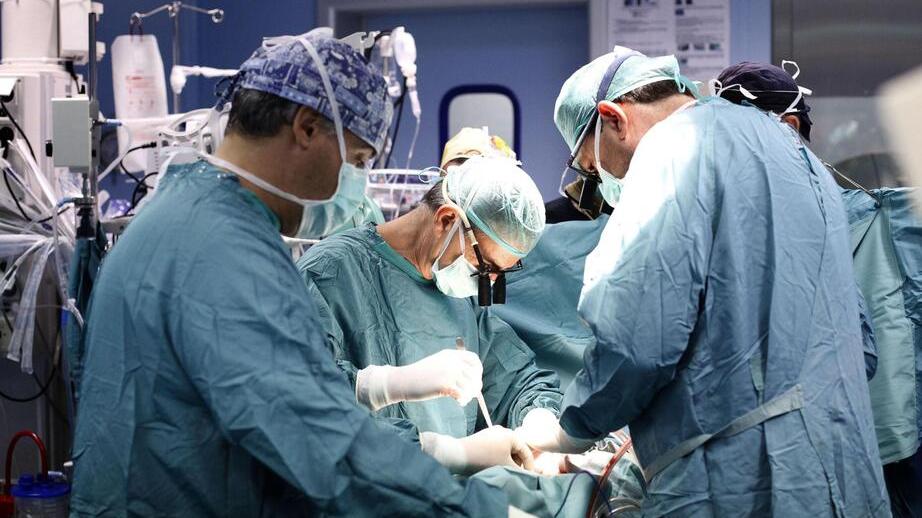 Ferrara, il neurochirurgo nella sala digitale con robot, visori e stampanti 3D