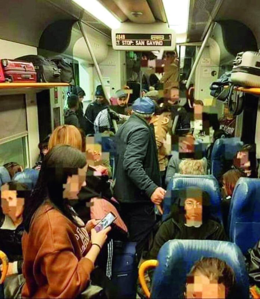 Olbia-Cagliari in treno, il racconto di un passeggero: «Quattro ore e mezzo in piedi o per terra»