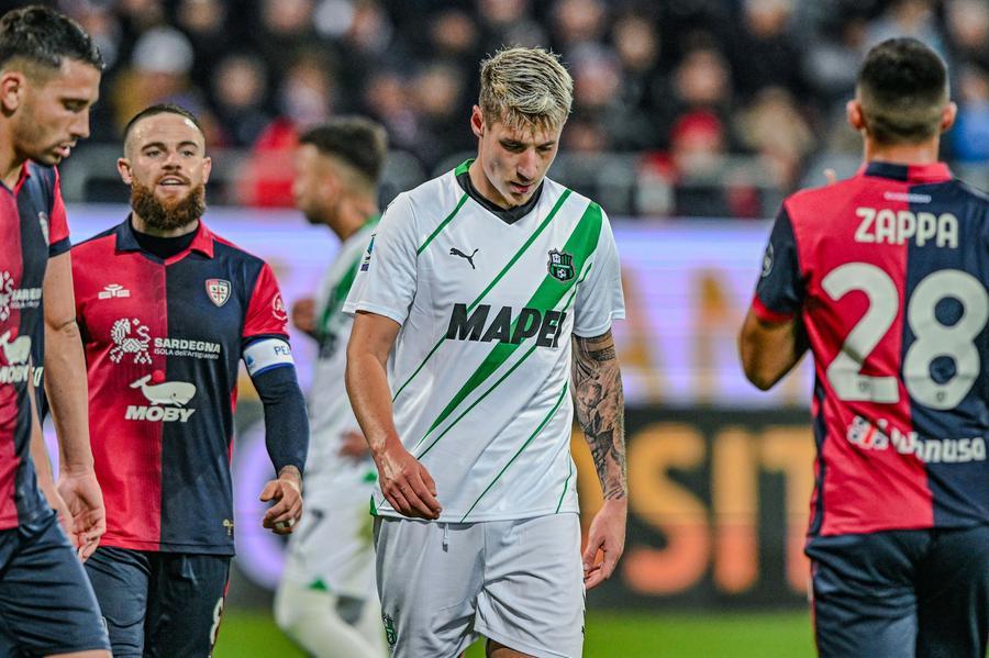 Sassuolo, sconfitta folle: resta in dieci e viene ribaltato dal Cagliari a tempo scaduto