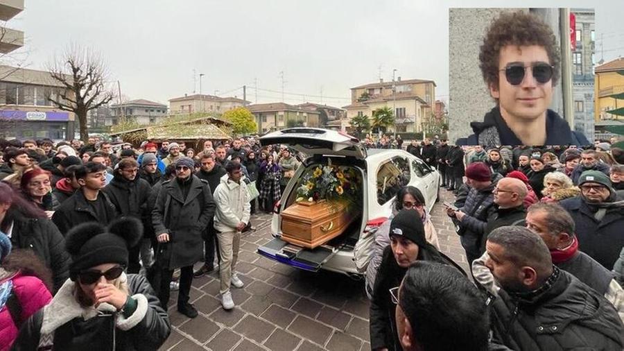Carpi, in centinaia per l’addio a Fabio Occhi. I genitori: «Lanciamo due raccolte fondi»