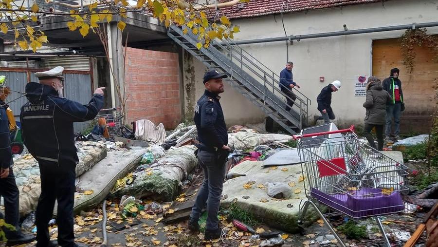 Lo sgombero degli immobili occupati in via Valentini
