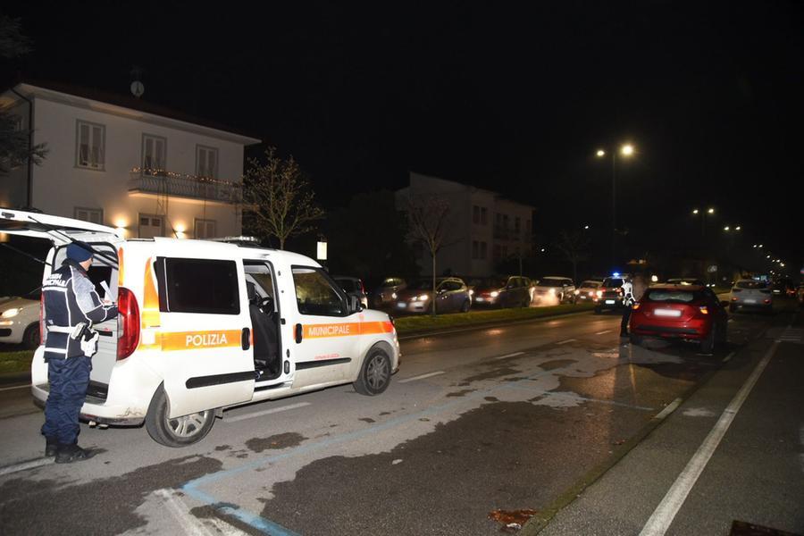 Lucca, pedone investito da una minicar: in questura il pirata della strada