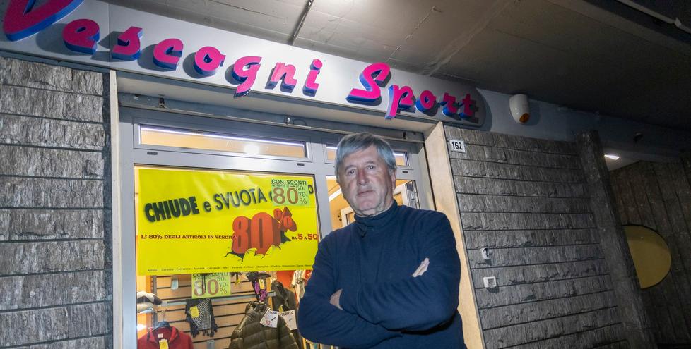 La triste fine di Vescogni Sport, storico negozio di articoli sportivi a Modena: «Niente ricambio, chiudiamo»