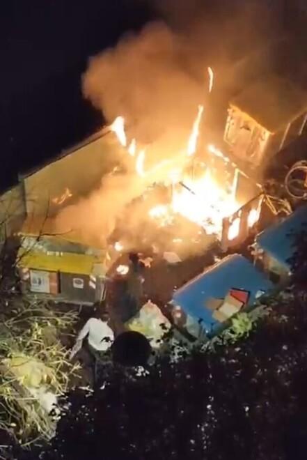 Reggio Emilia, incendio vicino alla cabina del gas: «Noi residenti abbiamo paura»