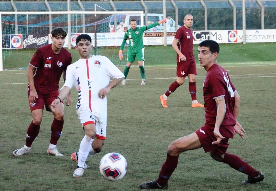 Omar Ghilli libera la mediana cecinese e, sullo sfondo, il portiere Leonardo Cappellini (foto Michele Falorni/Silvi)