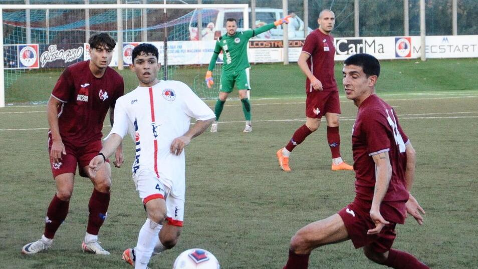 Omar Ghilli libera la mediana cecinese e, sullo sfondo, il portiere Leonardo Cappellini (foto Michele Falorni/Silvi)