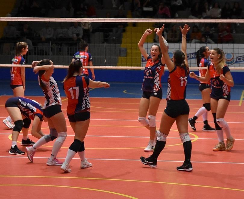 Le ragazze della Baia del Marinaio Volley Cecina esultano dopo un punto segnato contro Casciavola (foto Marco Vedovi)