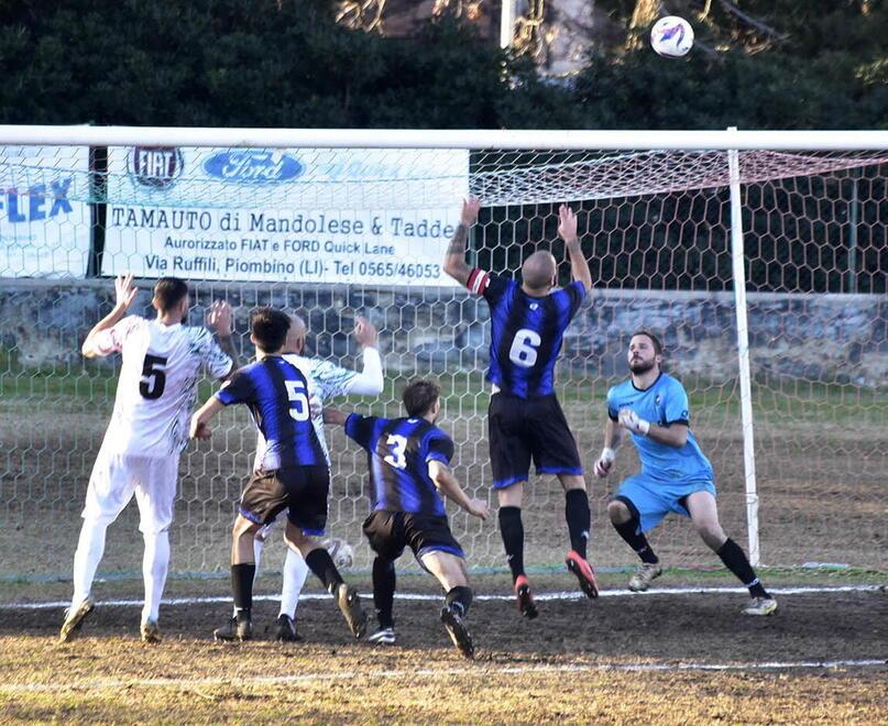 Una mischia in area di rigore del Piombino nella sfida persa 4-1 dai nerazzurri contro l’Atletico Maremma (foto di Paolo Barlettani)