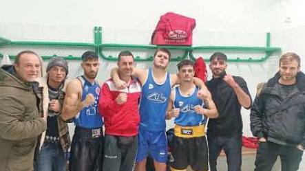 Un gruppo di atleti e istruttori della Pugilistica Galileo Galilei