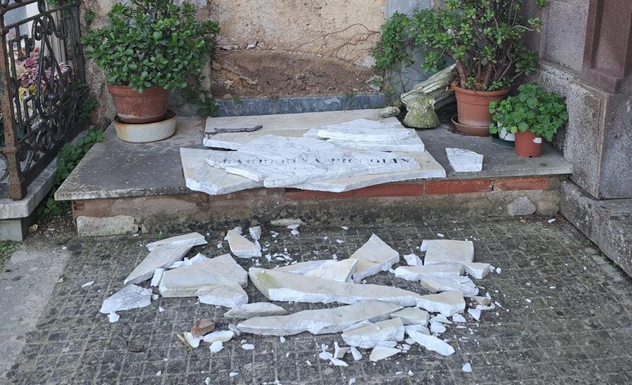 
	La lapide della tomba di Barberina Piccolina andata in frantumi

