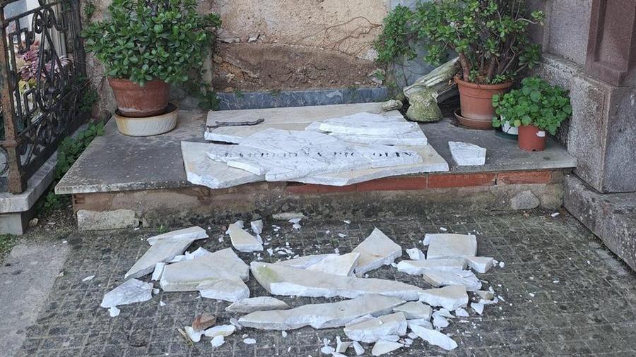 
	La lapide della tomba di Barberina Piccolina andata in frantumi


