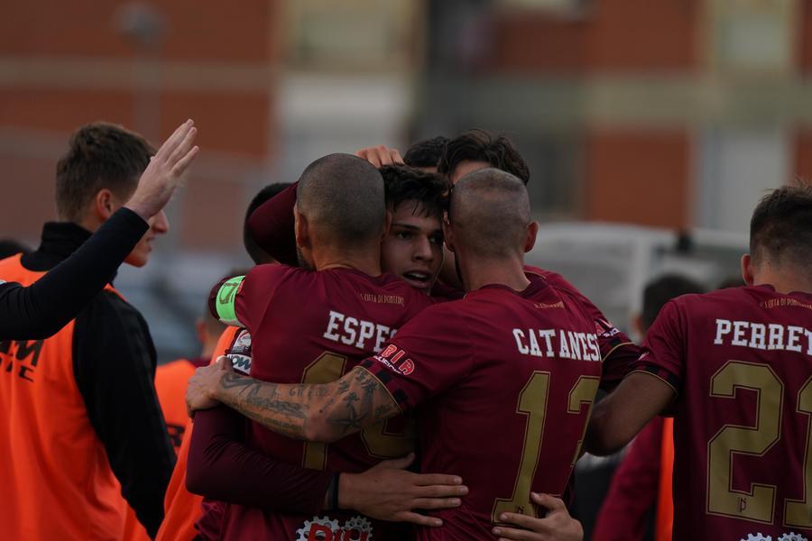 
	Esultanza granata dopo un gol (foto Silvi)

