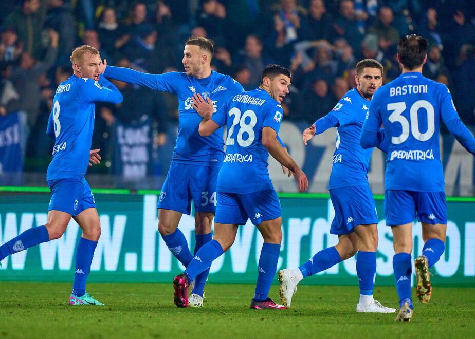 L'esultanza degli azzurri dopo il gol del pareggio (foto Jury Autovino)