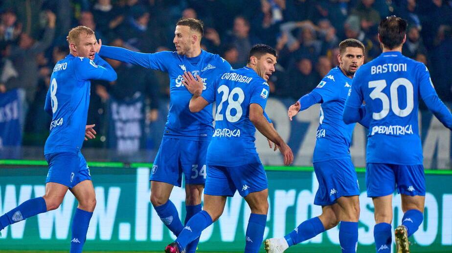 L'esultanza degli azzurri dopo il gol del pareggio (foto Jury Autovino)