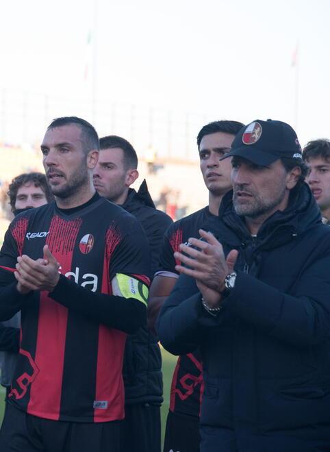 Allenatore e capitano applaudono i tifosi a fine partita