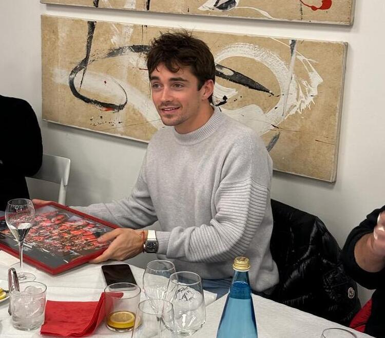 Festa di Natale rosso Ferrari: nel cuore di Casinalbo nasce la pizza Leclerc